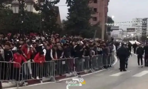 الجزائر-الكامرون: إقبال كبير للمناصرين بالبليدة لاقتناء التذاكر