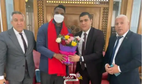 صامويل إيتو يحظى باستقبال رسمي في الجزائر