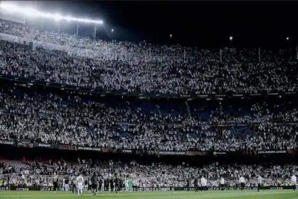 برشلونة‬⁩ يحقق في بيع التذاكر إلى جمهور فرانكفورت