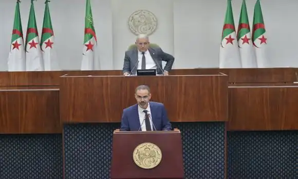 وزير الشباب والرياضة يؤكد العمل على تسوية مشاكل بعض الملاعب بالجزائر