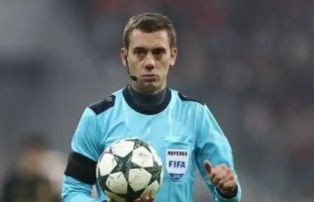 الحكم الفرنسي كليمنت توربان يدير المباراة النهائية لدوري أبطال أوروبا