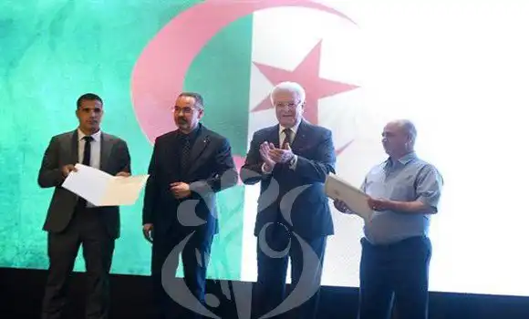 رئيس الجمهورية يمنح اتحاد خنشلة و مولودية البيض صكا بقيمة 30 مليون دج و حافلة