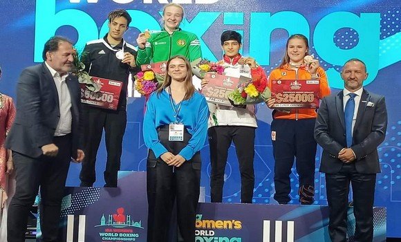 الرئيس تبون يهنئ الملاكمة إيمان خليف بعد تتويجها بالميدالية الفضية في بطولة العالم