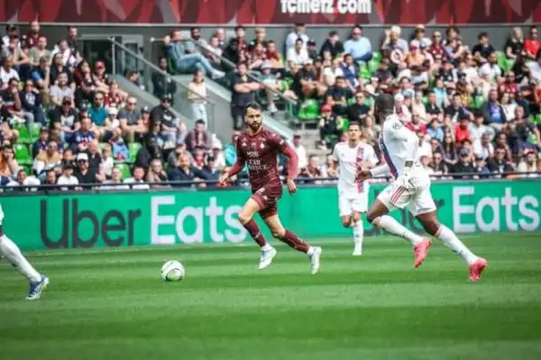 فريد بولاية هداف ويقود ميتز لفوز مثير على ليون بالدوري الفرنسي