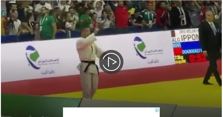 شاهد أجواء خيالية في تتويج المصارع الجزائري بالميدالية الذهبية بعد تغلبه على منافس من المغرب 1