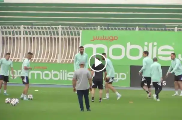 شاهد بلماضي يحاول نزع الكرة من اللاعبين اثناء التدريبات