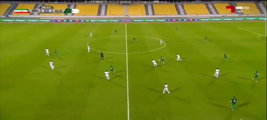 شاهد الحكم يحرم المنتخب الجزائري من ركلة جزاء بعد عرقلة  غزال