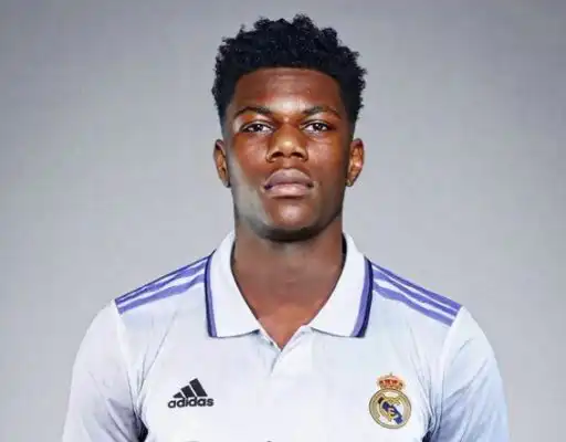 ريال مدريد يعلن تعاقده مع تشاوميني