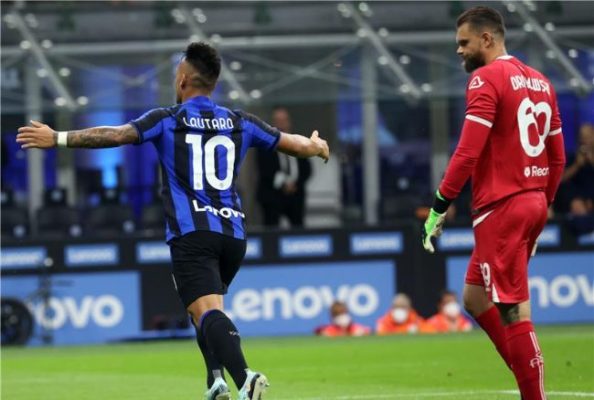 إنتر يفوز على سبيزيا وينفرد بصدارة الدوري الإيطالي