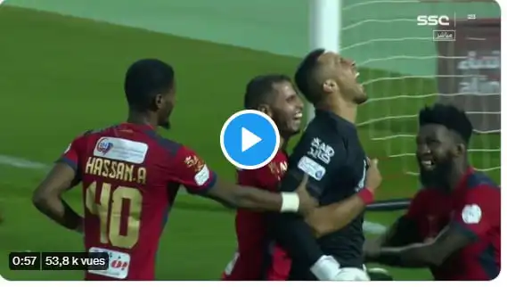 شاهد هدف تاريخي من  الجزائري زغبة حارس ضمك اليوم من المرمى الى المرمى