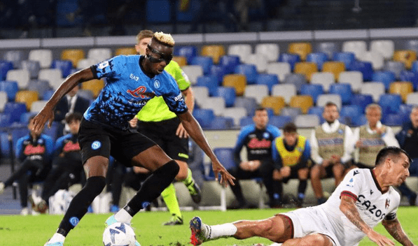 نابولي يفوز على بولونيا ويتصدر الدوري الإيطالي