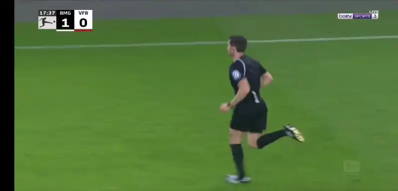 شاهد بن سبعيني ينجو من الطرد.. رغم مطالبة حكام VAR بذلك