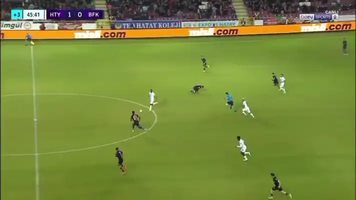 شاهد الجزائري احمد توبة يتعرض لاصابة ممكن تبعده عن تربص المنتخب الجزائري القادم