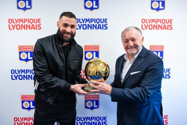 كريم بنزيما يقدم جائزة الكرة الذهبية لجماهير ليون الفرنسي 4