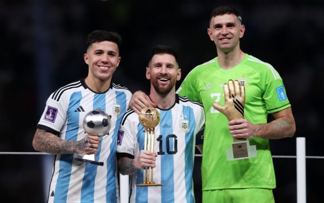 الأرجنتيني إيمليانو مارتينيز يتوج يجائزة افضل حارس في بطولة كأس العالم 2022 6