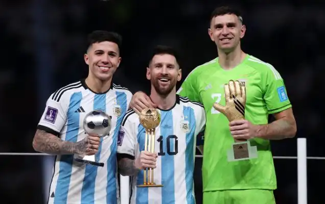 الأرجنتيني إيمليانو مارتينيز يتوج يجائزة افضل حارس في بطولة كأس العالم 2022