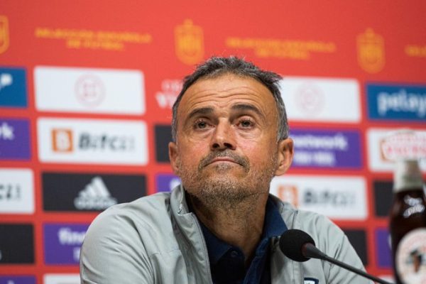 لويس إنريكي مدرب إسبانيا يهنئ وليد الركراكي مدرب المغرب