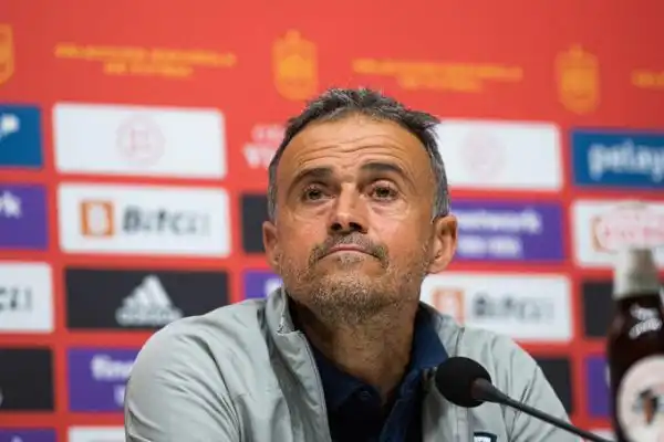 لويس إنريكي مدرب إسبانيا يهنئ وليد الركراكي مدرب المغرب