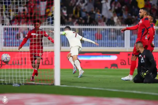 هاتريك رونالدو في شباك زغبة يقود النصر للانفراد بصدارة الدوري السعودي