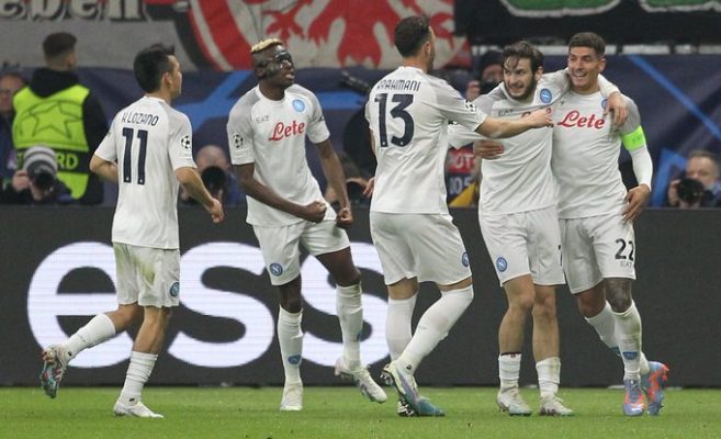 نابولي يفوز على آينتراخت فرانكفورت ويضع قدما في ربع النهائي من دوري أبطال أوروبا