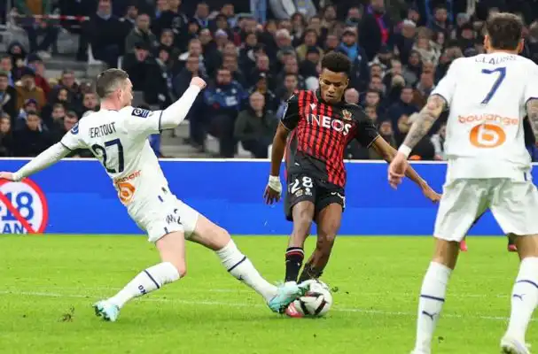 ليكيب : هشام بوداوي أبرز اللاعبين في خط الوسط في بطولة الدوري الفرنسي