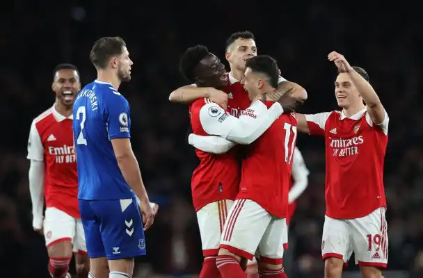آرسنال يفوز على إيفرتون برباعية نظيفة ويعزز صدارته للدوري الإنكليزي