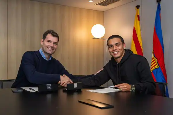 ابن رونالدينهو يوقع رسمياً لبرشلونة