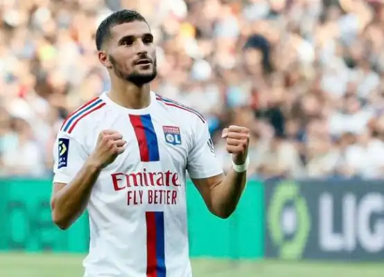 حسام عوار يحسم قراره بتمثيل المنتخب الجزائري