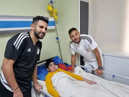 جمال بلماضي برفقة محرز و بلايلي في زيارة لأطفال مرضى السرطان