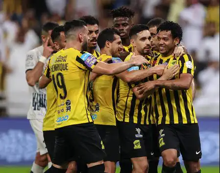 الاتحاد يفوز على ضمك ويحافظ على صدارته للدوري السعودي