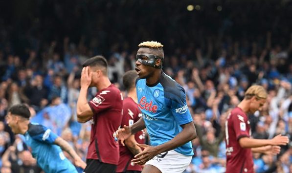 نابولي يتعادل أمام ساليرنيتانا ويفوت التتويج بلقب الدوري الإيطالي