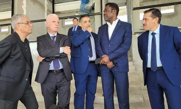 كان الجزائر تحت 17 سنة : الأمين العام للاتحاد الإفريقي (كاف) في زيارة عمل بالجزائر
