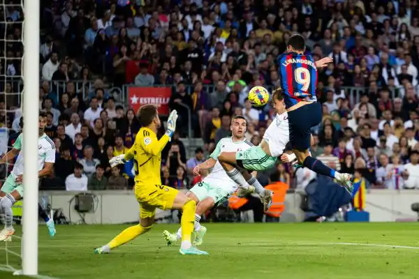 ريال سوسيداد يفوز على برشلونة في معقل البلوجرانا