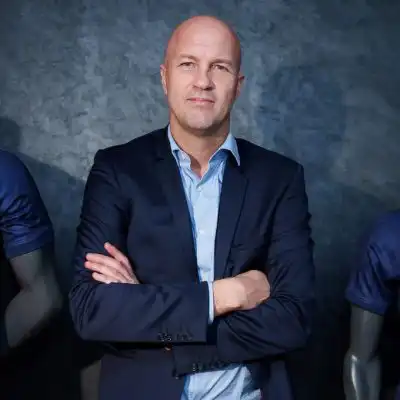 برشلونة يعلن رحيل مديره الرياضي جوردي كرويف