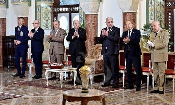 رئيس الجمهورية يكرم فريق إتحاد الجزائر المتوج بكأس الكونفدرالية 1