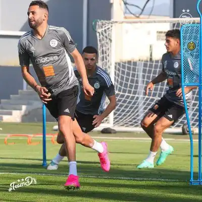 رياض محرز يشارك أول حصة تدريبية له مع المنتخب الوطني