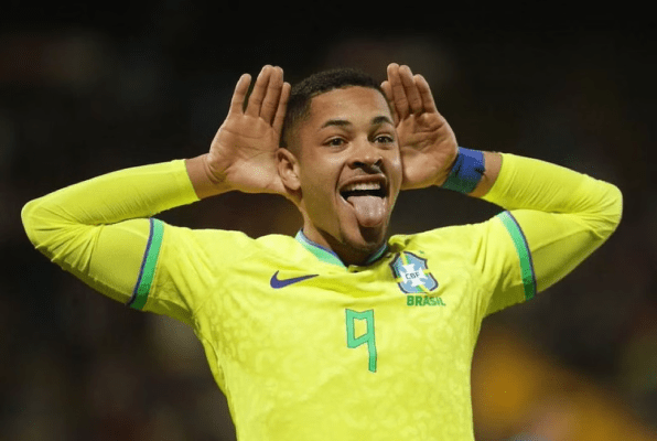 نادي برشلونة يحسم صفقة المهاجم البرازيلي فيتور روكي