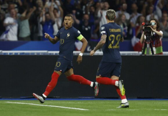منتخب فرنسا يحسم قمة المجموعة الثانية بفوز صعب على اليونان 16