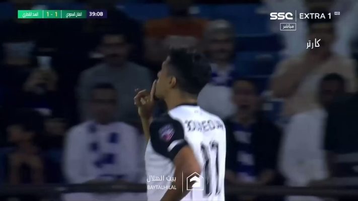 شاهد بغداد بونجاح يشير الى جماهير الهلال بالسكوت بعد تسجيله هدف ضدهم 2