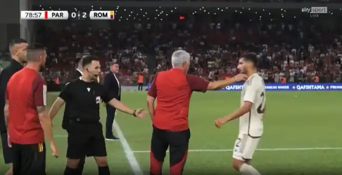 شاهد مورينيو يخرج حسام عوار في الدقيقة 79 دون تعويضه بلاعب آخر لسبب غريب