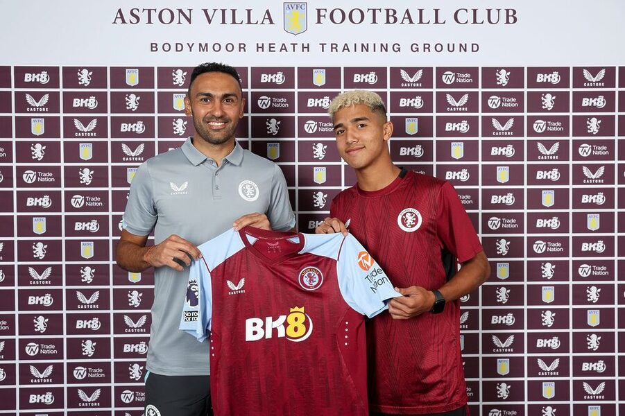 أستون فيلا الإنجليزي يضم المصري عمر خضر