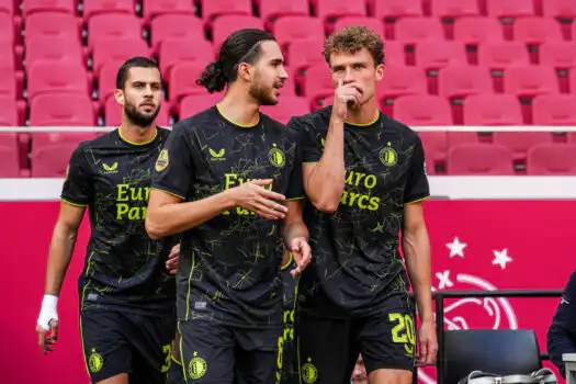 بمشاركة زروقي ..  فينورد يكتسح مضيفه أياكس في الدوري الهولندي