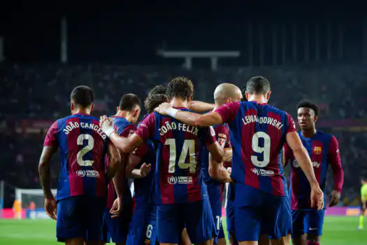 برشلونة يسحق ضيفه ريال بيتيس ويعتلي صدارة الدوري الإسباني