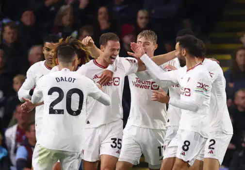 مانشستر يونايتد يفوز على بيرنلي في الدوري الإنجليزي الممتاز