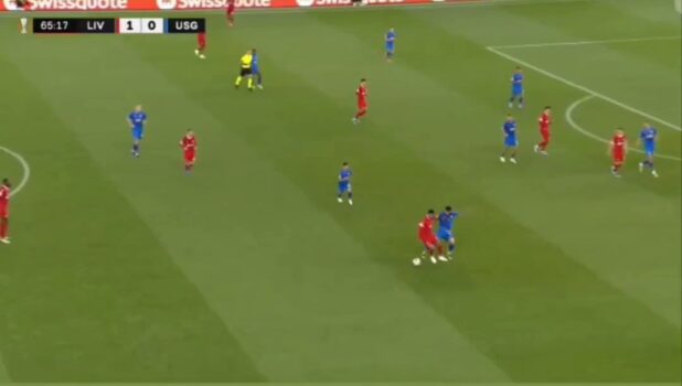 شاهد الجزائري عمورة يسترجع الكرة بطريقة رائعة ويعبث بدفاع ليفربول 13