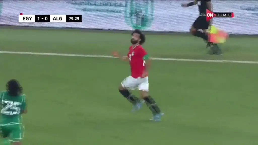 شاهد ياسر لعروسي  يقطع الكرة من صلاح بطريقة رائعة