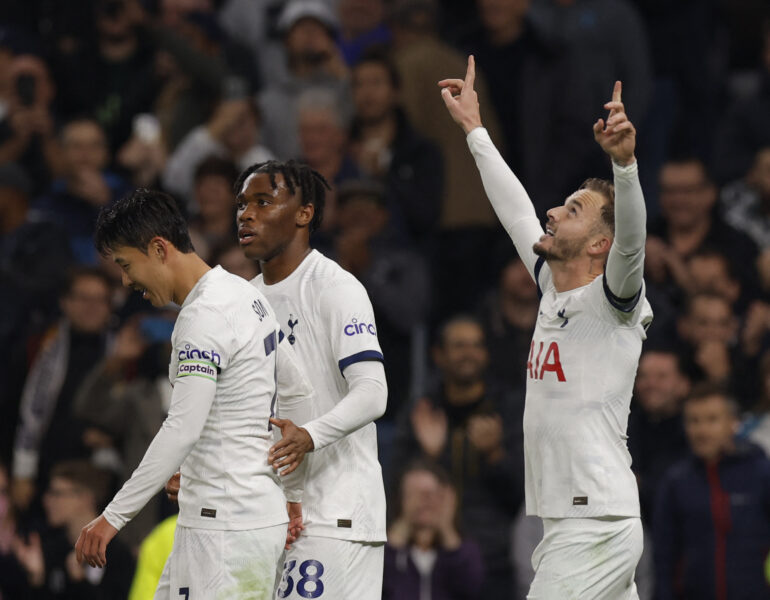 توتنهام يفوز على فولهام وينفرد بصدارة الدوري الإنجليزي