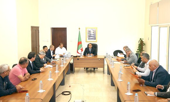 رئيس الفاف يجتمع بممثلي أندية كرة القدم