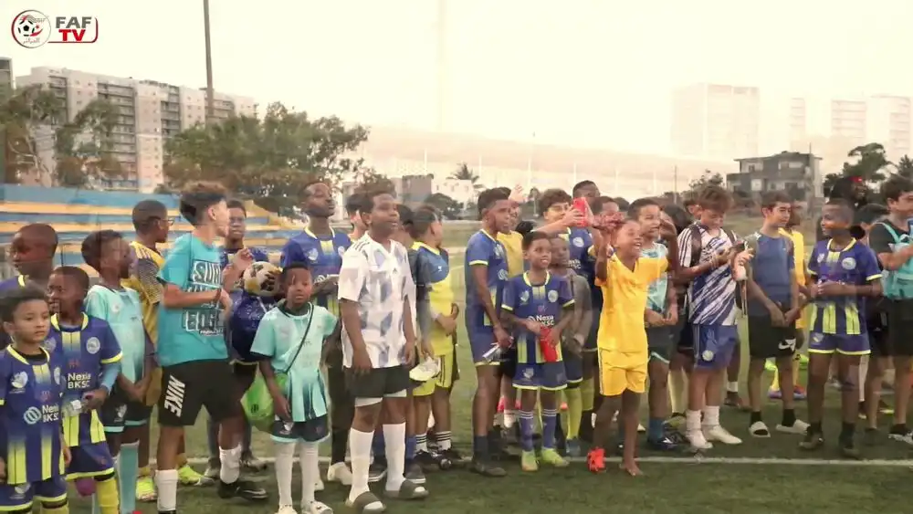 شاهد فرحة الاطفال مع محرز في الموزمبيق اليوم