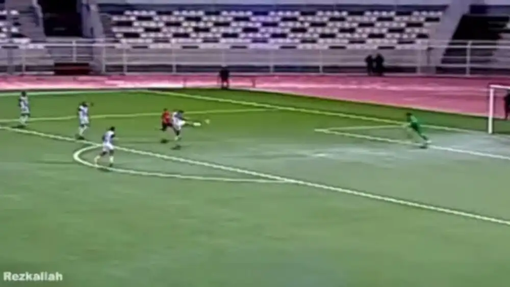 شاهد لاعب وفاق سطيف يسجل ضد مرماه بطريقة غريبة جدا اليوم